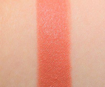 Губная помада Color Pop Velvet Blur Lux в оттенке Creme Fresh свотч на руке