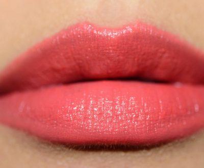 Bubble Gum (546) из коллекции Dior Double Rouge Matte Metal Color свотч на губах