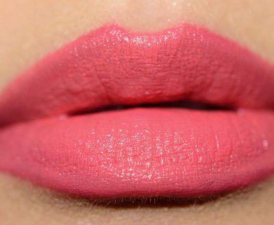 Губная помада Double Rouge Matte Metal Color & Couture от Dior в оттенке Tutti Frutt свотч на губах