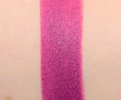 Milani Bold Color Statement в оттенке I Am Cool свотч на руке