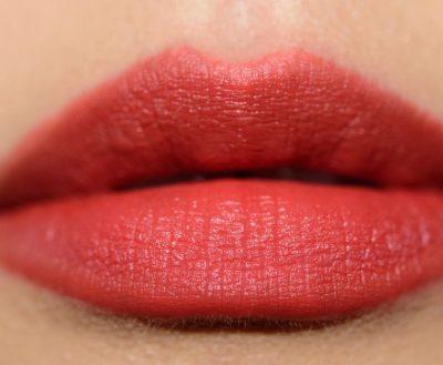 Color Pop Velvet Blur Lux в оттенке «21 Questions» свотч на губах