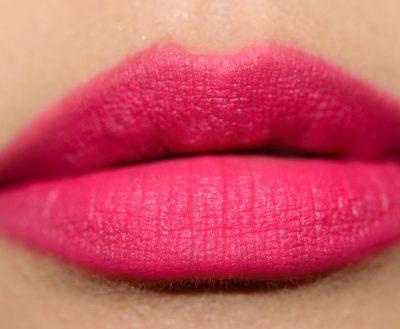 Color Pop Velvet Blur Lux в оттенке «All Tea» свотч на губах