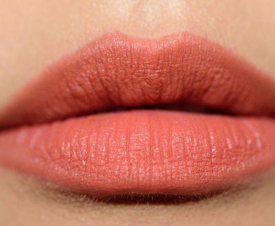 Губная помада Color Pop Velvet Blur Lux в оттенке Creme Fresh свотч на губах