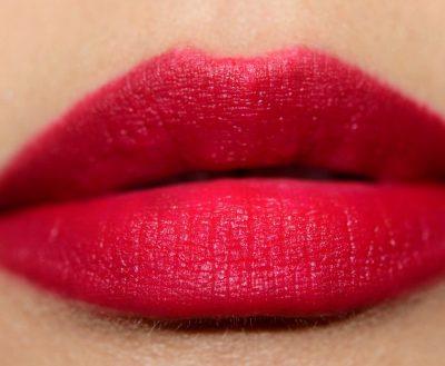 Color Pop Velvet Blur Lux в оттенке «Solo» свотч на губах