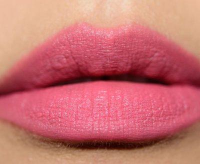 Губная помада Color Pop Velvet Blur Lux в оттенке Sphynx свотч на губах