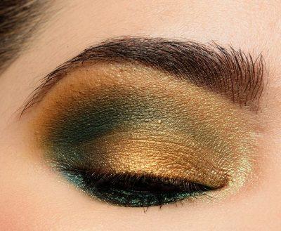 Пример макияжа глаз палеткой теней для век Gold от Natasha Denona